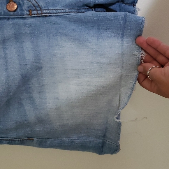 KanCan jean shorts, light wash, button fly, size 8/29 High Stretch Beach Vaca - Picture 9 of 11